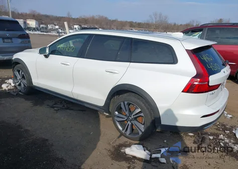 2025 Volvo V60 Cross Country Plus, B5 Awd Gas (Mild Hybrid) z USA, uszkodzony, nr VIN YV4L12WK2S2149836
